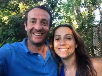 Marjolaine et Cédric les hôtes du domaine de Ravel posent avec un large sourire