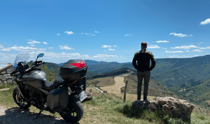 Moto sur la corniche des Cévennes