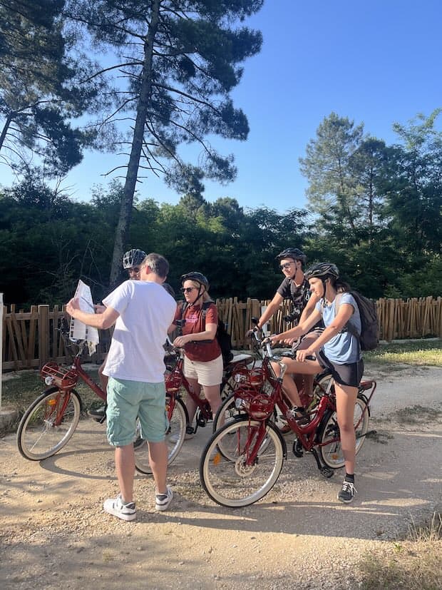 Des cyclistes préparent leur sortie dans les Cévenne