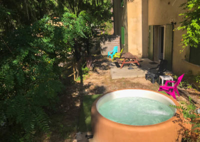 Jacuzzi vu de dessus surplombant la terrasse du gîte en Cévennes