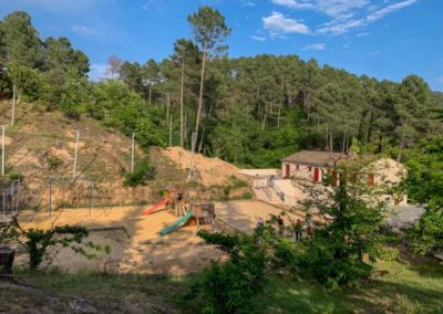 Aire de jeux sur l'arrière du bâtiment d'accueil du village de gîtes