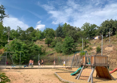 Adolescent jouent au foot sur le terrain de foot du village de gîtes de Ravel