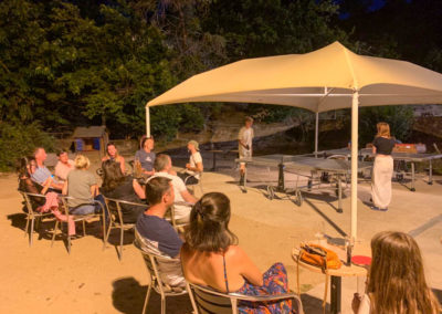 Moment convivial en terrasse du bar, partie de ping-pong pour les enfants