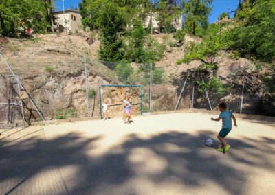 Enfants jouant au foot. Un jeune garçon s'apprête à tirer au but avec trois jeune filles en cage!!!