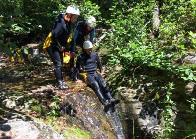 Canyonneur se préparant sur un toboggan naturel d'un petit ruisseau en Cévennes.