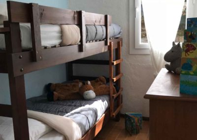 Chambre avec un lit superposé pour enfants. Les jeux pour enfants sont dans la chambre