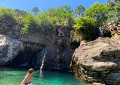 Enfant se préparant à sauter depuis le barrage du martinet