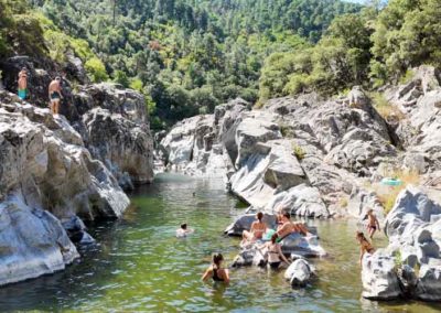 Gorge du gardon de Saint Jean du Gard, la rivière coule entre les rochers de granit. Les jeunes sautent des rochers de 6m, les enfants et les adultes profitent du soleil