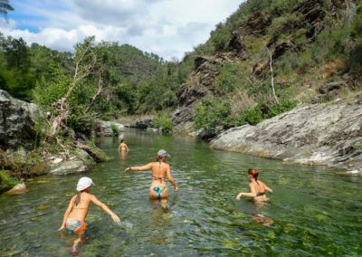 Famille marchant en maillot de bain dans l'eau transparente du gardon