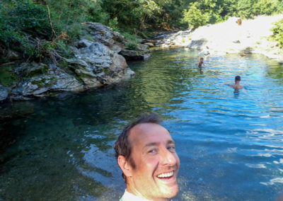 Animateur en selfie devant une famille randonnant dans l'eau