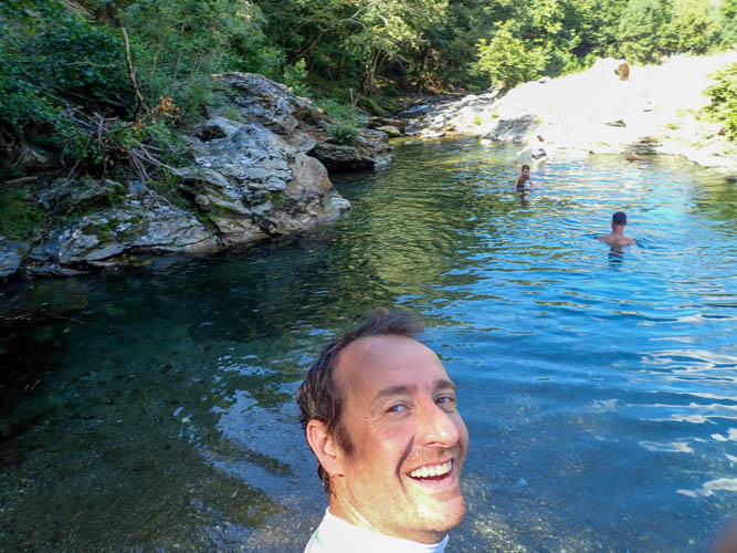 Animateur en selfie devant une famille randonnant dans l'eau