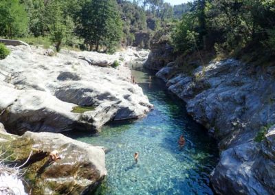 Rivière bleu transparente et limpide dans les rochers de schiste