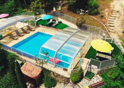 Piscine avec l'abri télescopique de la piscine ouvert à moitié vue du ciel