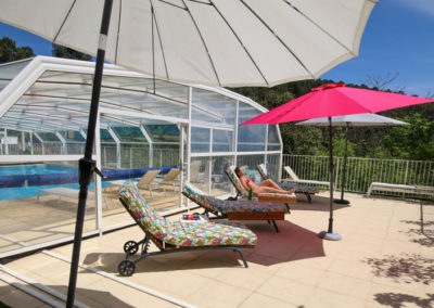 Solarium avec l'abri télescopique de la piscine en place