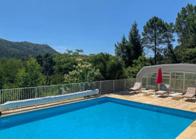 Piscine en Cévennes du village de gîtes Ravel à Saint Jean du Gard avec vue sur les montagnes cévenoles