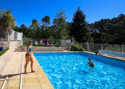 Piscine en plein air avec marjolaine donnant un cour d'aquagym