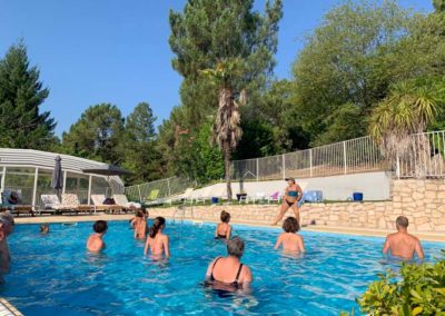 Marjolaine à l'extérieur de l'eau donne un cour d'aquaqym en plein air