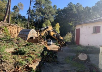 Pelle mécanique décaisse la montagne sur l'arrière du bâtiment