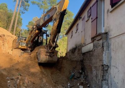 Pelle mécanique au travail creusant dans la montagne