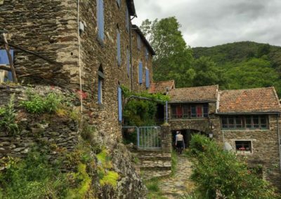 Hameau à dos de montagne en Cévennes les Plantiers