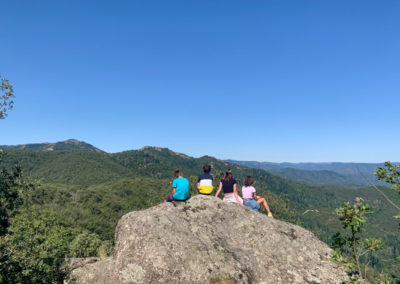 Bloc de granit en Cévennes. Moment de repos pour les enfants devant le paysage des vallées cévenoles