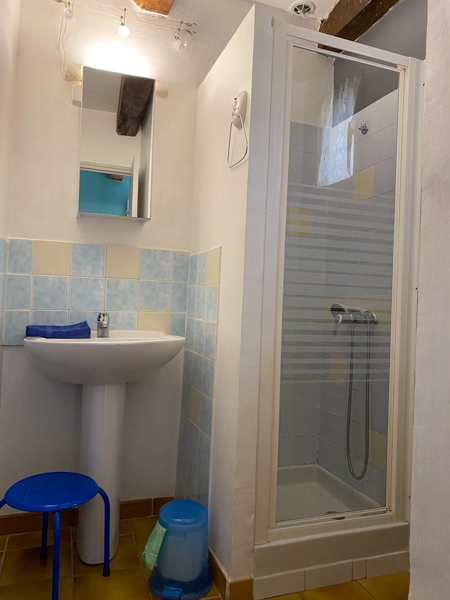 Cabine de douche et lavabo de la salle d'eau du studio en Cévennes
