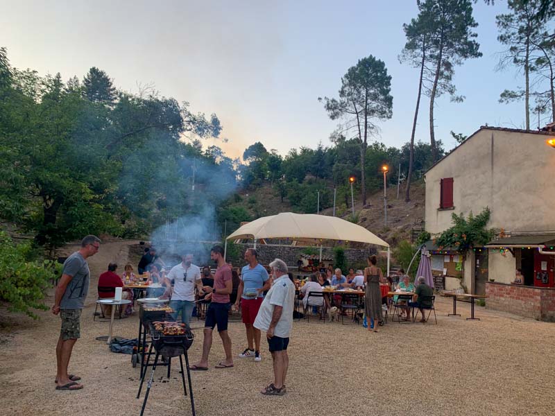 Groupe ce réunissant autour d'un barbecue sur la place du village de gîtes en Cévennes.